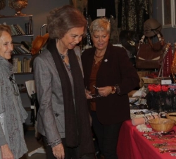 Doña Sofía durante su recorrido por el Rastrillo Nuevo Futuro